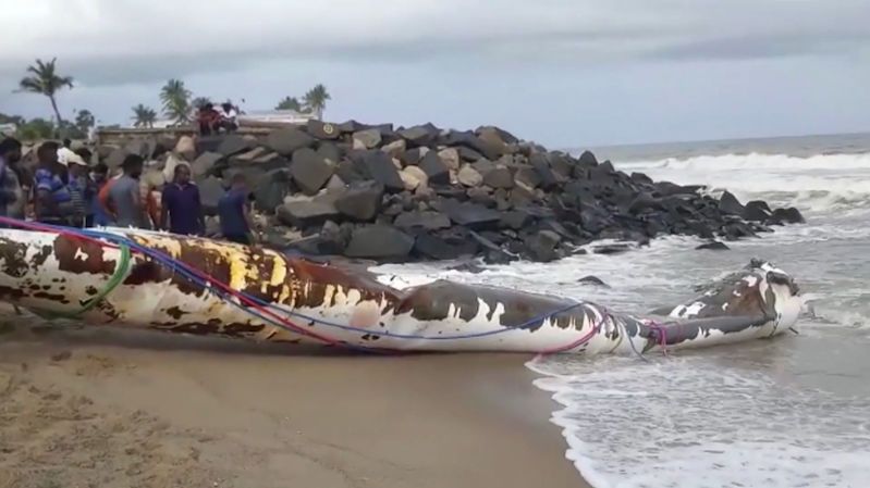 Rybáři vylovili z moře kus rakety